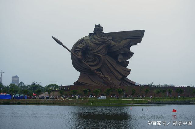 湖北荆州最大关公雕像,手持70米的青龙偃月刀站在战船上威风凛凛